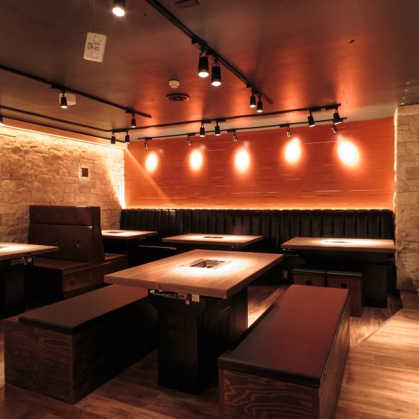 It's a stylish space that reminds you of a cocktail bar♪ *This is a photo of the 1st basement floor (there is a 50-inch monitor).Available for private banquets and wedding after-parties.)