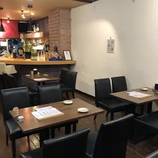 桌椅可供 4 至 18 人团体使用。