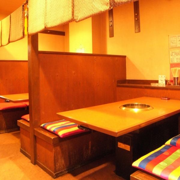 【1st Floor: Box Seats for 6 People】 The first floor is a table seat partitioned into a box style.6 people × 2, 4 people × 3, 2 people × 1.There is also a pair of counters