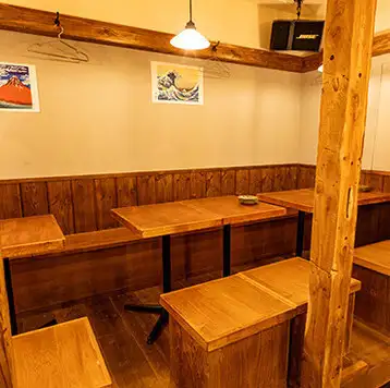 <p>オシャレで落ち着いた雰囲気が漂う店内には、ゆったりと過ごせるテーブル席やソファー席を完備しております。普段使いの飲み会から、女子会、デート、特別なお祝いなど、日常のさまざまなシーンに柔軟に対応可能です。心地よい空間で、当店自慢の美味しい料理を囲みながら楽しい時間をお過ごしいただけます。</p>