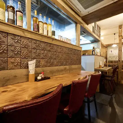 <p>お一人様でのご利用も大歓迎の店内には、カウンター席をご用意しております。立ち飲みができるスペースもあり、お仕事帰りのサク飲みや2軒目利用などにも最適です。落ち着いた空間の中で、美味しい料理とお酒を片手に、その日の疲れを癒やすリラックスしたひとときをお過ごしください。</p>
