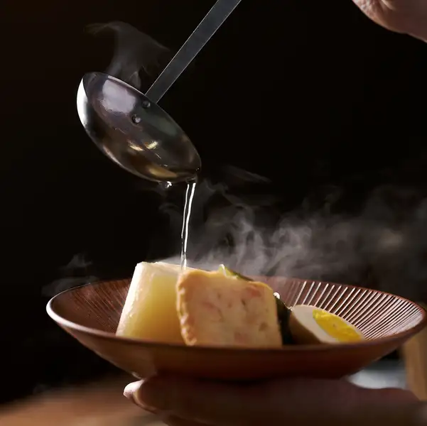 【冬だけじゃない!名物おでん】大根や卵など具材の旨みが染みた一皿。一年を通してご提供♪