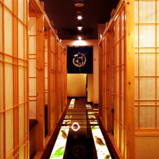 【錦糸町×個室居酒屋】少人数様のご利用でも個室をご用意致します。扉付き完全個室は、プライベートな空間でお使いいただけます！間接証明が優しく照らすオシャレな個室空間は女子会やデートに人気♪錦糸町の居酒屋の中でも人気の個室席となりますのでご予約はお早めに！完全個室居酒屋九州料理さつきをぜひ♪個室居酒屋