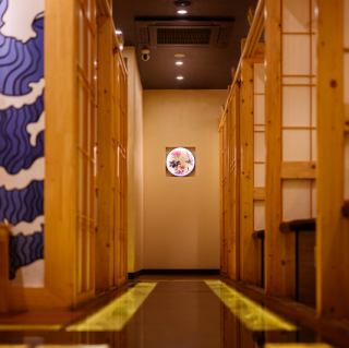 【錦糸町×個室居酒屋】少人数様のご利用でも個室をご用意致します。扉付き完全個室は、プライベートな空間でお使いいただけます！間接証明が優しく照らすオシャレな個室空間は女子会やデートに人気♪錦糸町の居酒屋の中でも人気の個室席となりますのでご予約はお早めに！完全個室居酒屋九州料理さつきをぜひ♪個室居酒屋