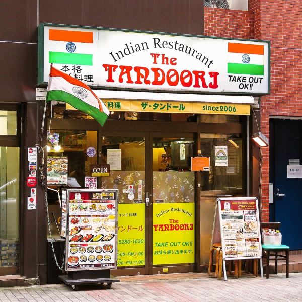 お店の構えからインドの雰囲気がかもしだされています。本場のカレーが食べたくなったら、ザ・タンドールへ！入口近くでナンを焼いているので近くに寄った際はぜひのぞいてみてください♪