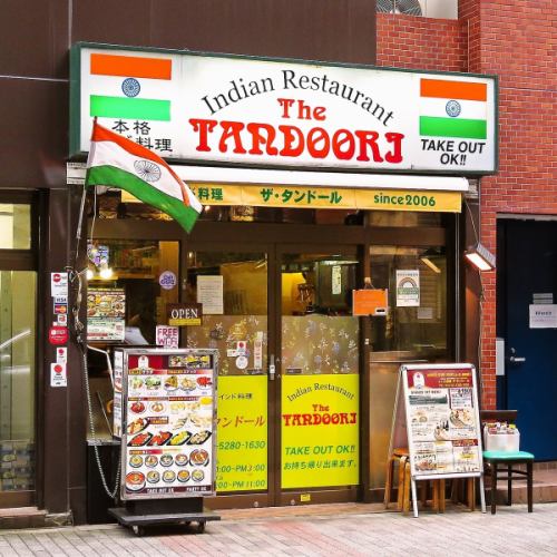 <p>お店の構えからインドの雰囲気がかもしだされています。本場のカレーが食べたくなったら、ザ・タンドールへ！入口近くでナンを焼いているので近くに寄った際はぜひのぞいてみてください♪</p>