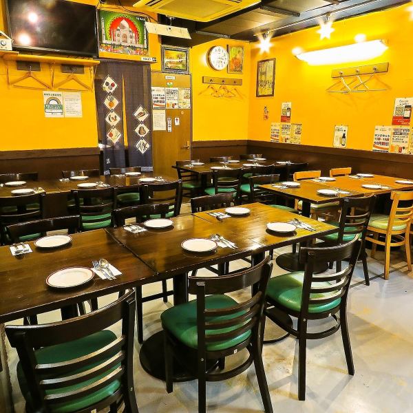 インドを思わせるアットホームは雰囲気♪ゆったりと寛げる広い店内は大人数でも大丈夫！飲み放題・食べ放題もあるので、是非ご利用下さい