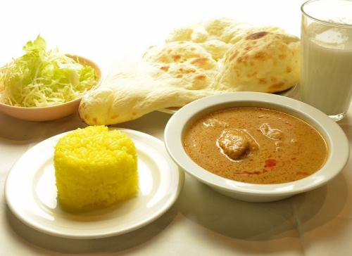 【チキンカレー】骨なしチキンを柔らかく煮込んだ人気のカレー