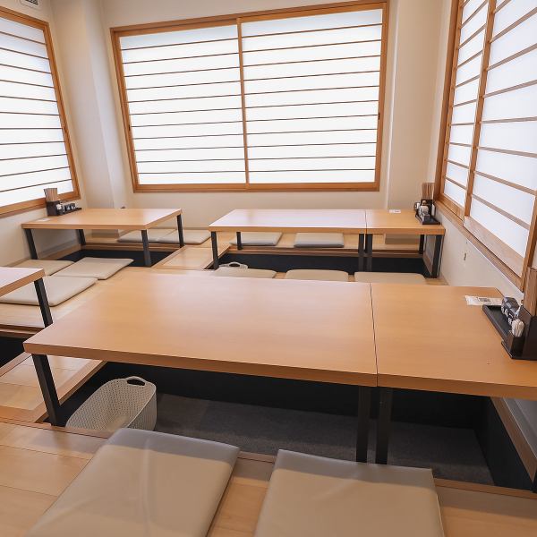 【テーブル席】宴会貸切可能！当店は宴会貸切が可能です。落ち着いた空間で、ゆったりとした時間をお楽しみいただけます。友人や同僚との集まりに最適で、心温まる料理とお酒を囲みながら、楽しい時間をお過ごしください。貸切の際はお気軽にご相談ください。