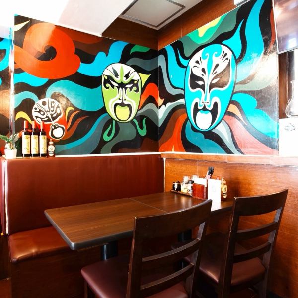 ベトナムのエッセンスを随所に散りばめた店内は、どこか懐かしく穏やかな空気が流れる癒しの空間。友人や家族との食事はもちろん、少人数の宴会にも最適。温かみある雰囲気が、日常をちょっと特別に彩ります。