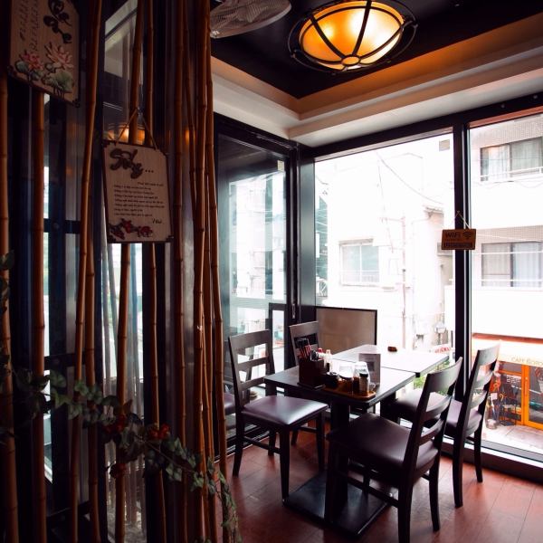 控えめな照明と落ち着いたトーンのインテリアが、大人の時間を演出、グループ利用や女子会、仕事帰りの食事会にもぴったりな心地よい空間です。にぎやかすぎず、静かすぎない絶妙なバランスが魅力のお店です。