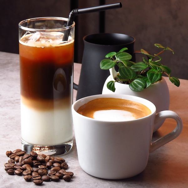 【駅近！新橋駅出てスグ】当店ではコーヒーやカフェラテでほっと一息できる空間を提供しています。テレワークはもちろんのこと、おしゃれで落ち着いたモダンな店内とBGMの為、商談もでき好評いただいております。打ち合わせにはぜひ当店のカフェをご利用くださいませ。