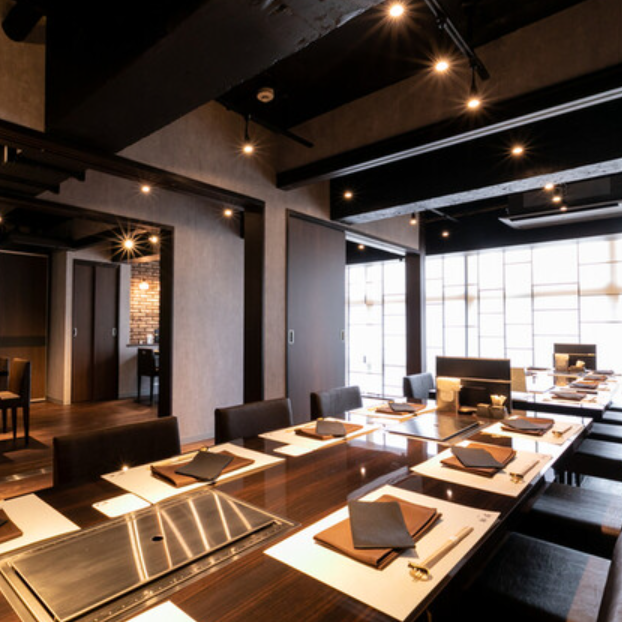 内装は、落ち着いた色調のモダンなデザインで、シックな雰囲気