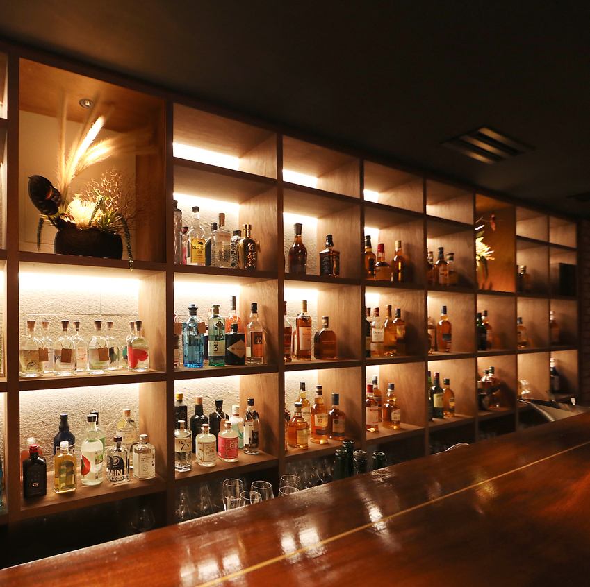 ボトル棚を眺めながら落ち着いた空間で、特別なひと時を