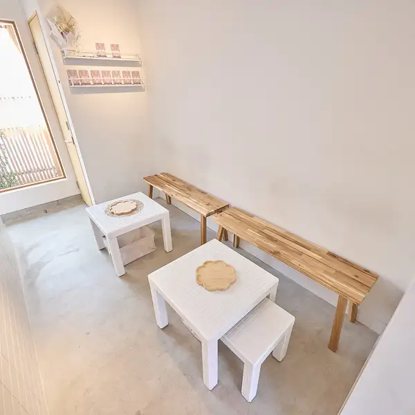 2人で仲良く並んで座れる横並びのお席は、お互いの距離が自然と縮まる心地よい配置♪温かいインテリアとこだわりのライティングが、落ち着いた二人だけの時間を演出します。カップルでのデートはもちろん、お友達同士で美味しいドリンクを片手にじっくり語り合いたい時にもぴったりの空間です◎