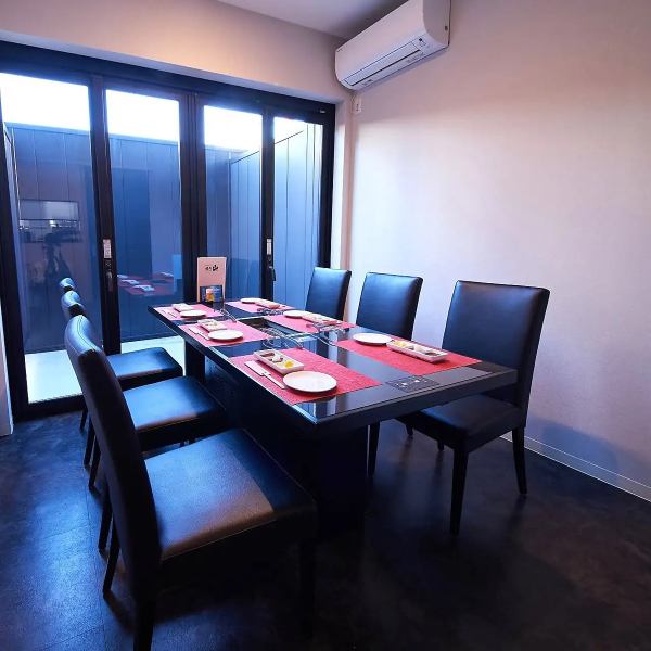 お部屋は5部屋ご用意。最大20名様の個室から、4名用、6名用などございますので、デートや記念日、接待、宴会などご利用のシーンによってゆっくりお食事ができる空間です。ご利用頂けない場合もございますので事前のご予約をおすすめしております。ご要望はお気軽にご相談ください。
