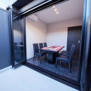 【開放的な6名様用テラス席！】陽の光が差し込む明るいテラス席で、仲間と一緒にワイワイ盛り上がってください！夜も雰囲気◎で、友人たちとゆっくり語らいあうのにぴったりのお席となっております♪