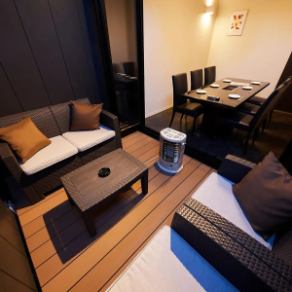 【宴会個室：4～8名様】店内奥の席になります。お部屋の中に仕切りがあるので人数の調整が可能です。テラスは時期によっては使えますのでシャンパンなどおすすめです！テレビもございます！