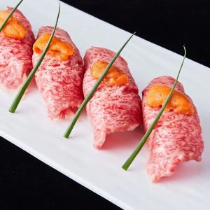 【とちおとめ牛】かたさんかく炙り握り　ウニのせ