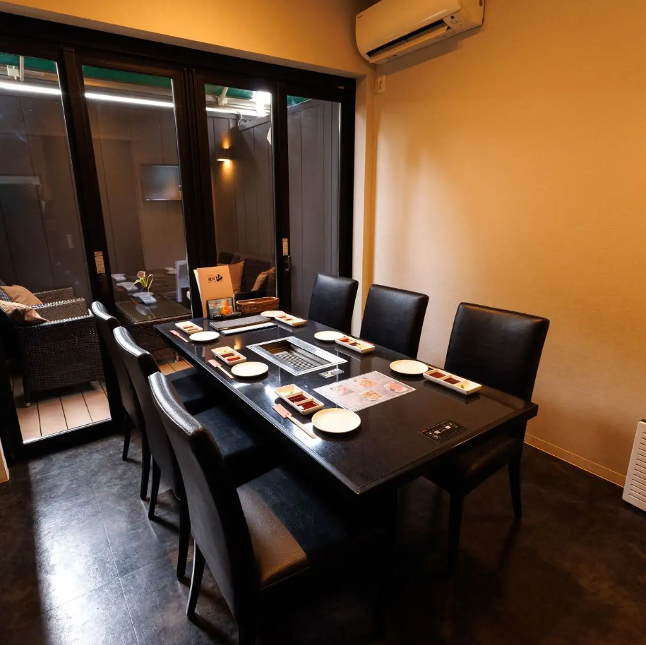 シンプルでなデザインでモダンな雰囲気のテラス付き個室