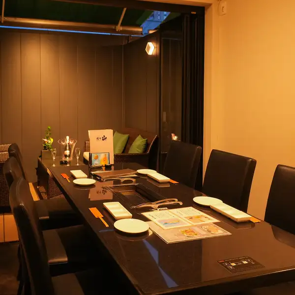 お部屋は5部屋ご用意。最大20名様の個室から、4名用、6名用などございますので、デートや記念日、接待、宴会などご利用のシーンによってゆっくりお食事ができる空間です。ご利用頂けない場合もございますので事前のご予約をおすすめしております。ご要望はお気軽にご相談ください。