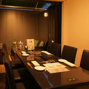 【テラス席も利用可能：10～16名様】最大16名様ご利用出来ます。17名様以上のご予約はお問合せください！天気の良い日などテラス席も利用出来ます。