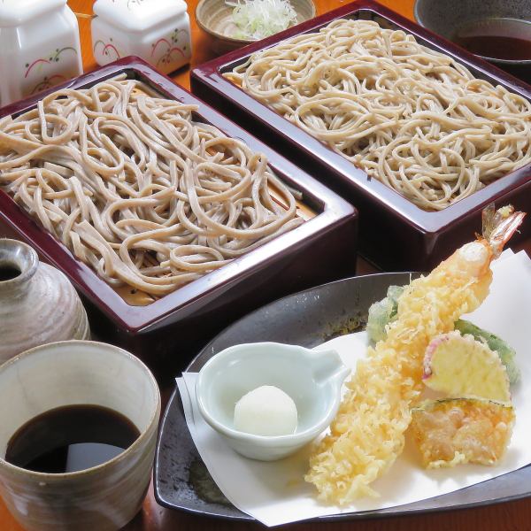 毎朝手打ち十割で仕上げる美蕎の蕎麦。おススメは自慢の天麩羅を一緒に『鴛鴬(エンオウ)天せいろ』