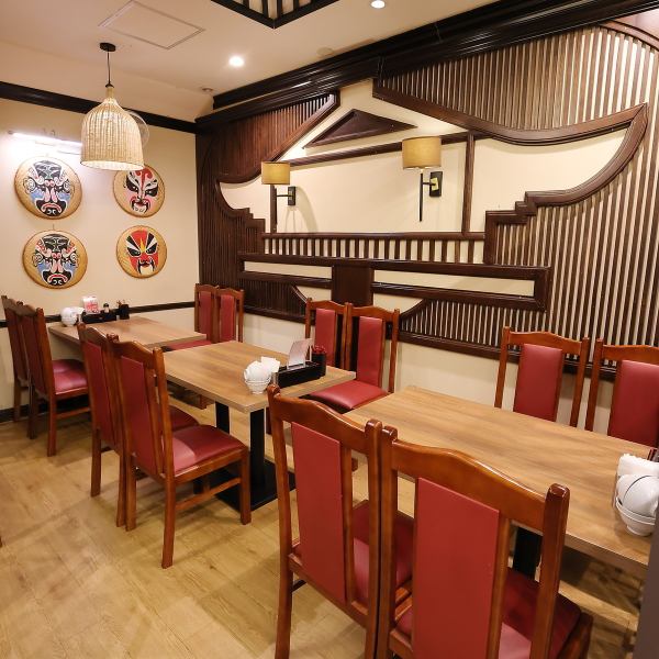 お席の間隔が広いのでゆったりと、お食事・お酒を楽しんでいただけます。お一人様、友人や家族、カップルでのご利用も大歓迎です。