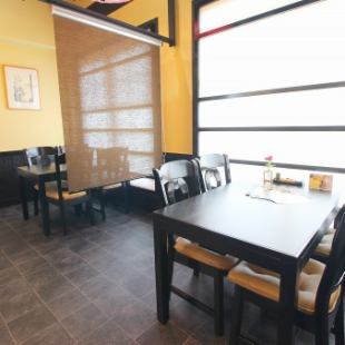 Table seats that can be used by 2 to 4 people.There is a partition between the seats, so you can enjoy your meal without worrying about your surroundings.