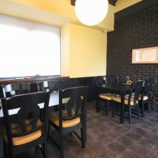 This is a table seat that can be used by 2 to 4 people.Light pours in through the large windows, creating a bright and calm Japanese atmosphere.Please spend your time slowly.
