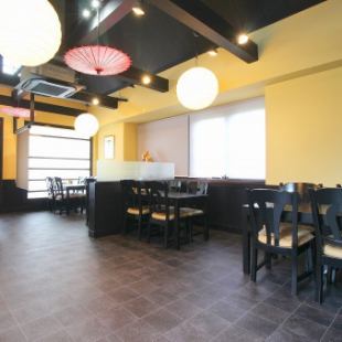 Table seats that can be used by 2 to 4 people.You can enjoy your meal in a spacious and open space.