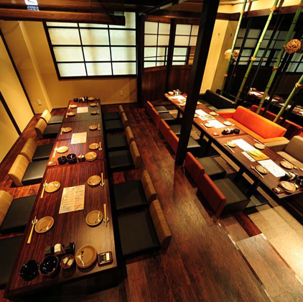 ◆栄駅徒歩1分◆木の温もりも感じる店内は最大24名様までご利用いただける掘りごたつ席もございます。プロジェクター設置席あり。会社宴会をはじめ、女子会、仕事終わり、友達同士などマルコメはシーンを選ばず最適な空間を提供いたします◎ ※感染症予防対策徹底してます。全席に空気清浄機を設置しております。
