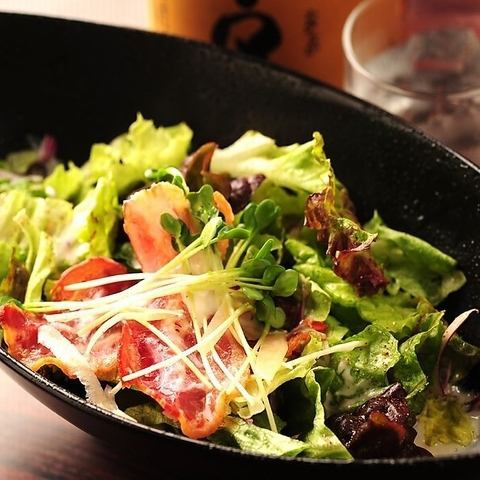 カリカリベーコンと温玉のシーザーサラダ