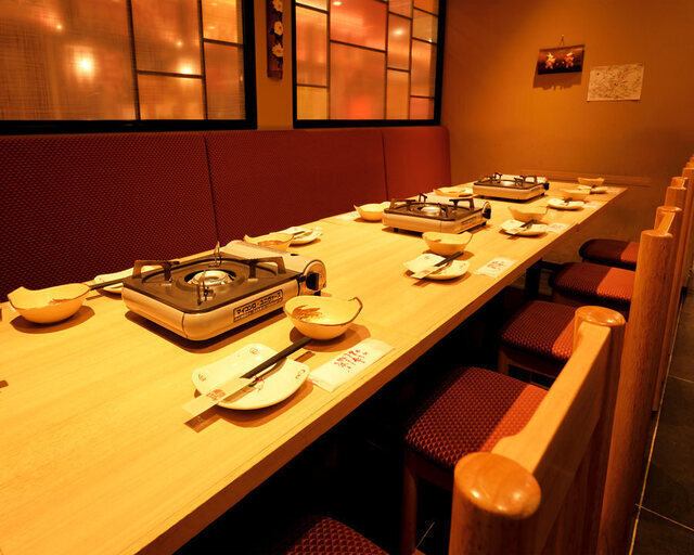 温かい雰囲気が心地よく、落ち着いた空間が広がっている当店は、友人との食事やデートにぴったりです♪テーブル席は、片側ソファータイプでゆったりとしたスペースがあり、リラックスしながらお食事を楽しむことができます。