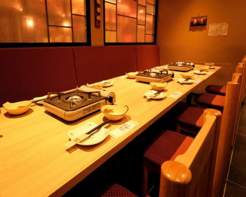 <p>温かい雰囲気が心地よく、落ち着いた空間が広がっている当店は、友人との食事やデートにぴったりです♪テーブル席は、片側ソファータイプでゆったりとしたスペースがあり、リラックスしながらお食事を楽しむことができます。</p>