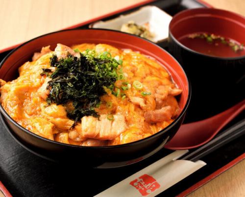 美味满溢的黄金亲子丼（鸡肉鸡蛋盖饭）