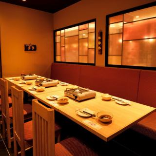 ゆったりとしたテーブル席をご用意し、仲間との楽しい宴会やご家族でのお食事、女子会など、様々なシーンでお楽しみいただける空間です。落ち着いた雰囲気の中で、心ゆくまでおしゃべりを楽しんだり、特別な時間を共有したりすることができます。