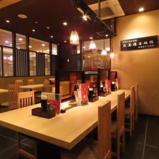 店内奥に位置するカウンター席は、お一人様でも気軽にお越しいただけるプライベート空間。周囲の目を気にせず、ゆったりとした時間をお過ごしいただけます。お仕事終わりのサク飲みにおすすめ◎気軽にお立ち寄りください。