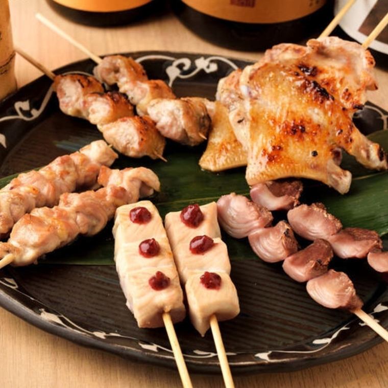 尽情享用我们特制的烤鸡串和其他美味鸡肉料理。