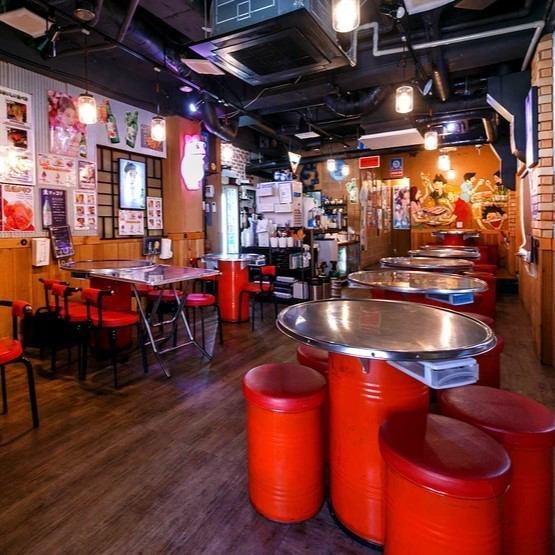 店内は広々としており、お席の間隔も適度にあるので、快適にお食事をしていただける環境が整っております。お食事や会話などをお楽しみいただけるような雰囲気作りを努めております。人数やプランなども柔軟にご対応するよう努めておりますので、お気軽にご相談ください。