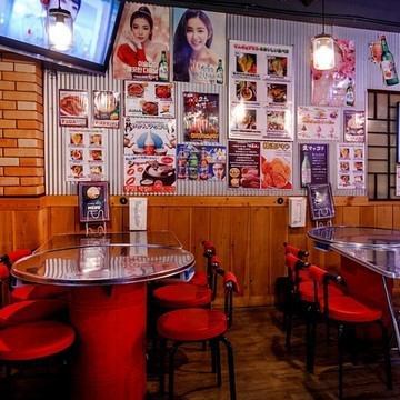 店内には、ドラム缶の上にテーブルが置かれ、壁にも様々なポスターが張られており、賑やかな雰囲気と華やかな雰囲気となっております。本場韓国で食事しているかのような気分になれることを意識しており、気分と共にお食事から韓国の雰囲気をお楽しみください♪