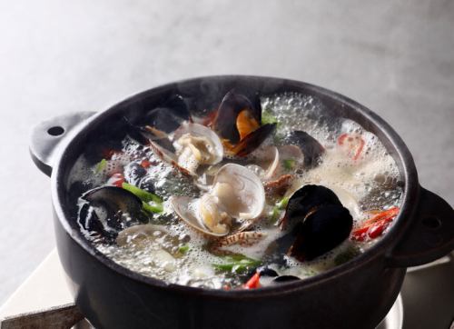 ムール貝海鮮チリタン鍋　2人前のボリューム