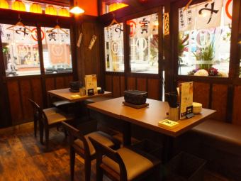 4名様向けのテーブル席。靴を脱がなくてよいテーブル席は仕事帰りにぴったり♪