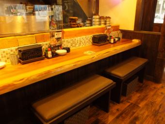 キッチンも見渡せる横並びの特等席♪2名様でご利用しやすいような椅子が嬉しい★