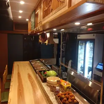 優しい木目のカウンター席をご用意しております♪目の前のショーケースには食材が並び、和風の雰囲気を感じられます◎