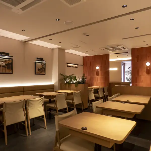 本場香港の味を再現した本格中華を、カジュアルにお楽しみいただけるお店です◎熟練の職人が手作りする点心や、秘伝タレで焼き上げた絶品チャーシューなど、こだわりのメニューがずらりと並びます♪広東料理や四川料理など多彩なメニューをご用意しておりますので、皆様でシェアしながらお楽しみください◎
