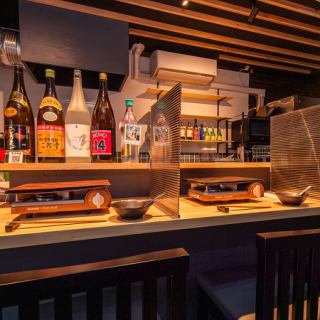 カウンター席ご用意もしております◎カウンター席には、当店おすすめのお酒が並んでいるので、次は何を飲もうか♪ワクワクしながらお楽しみください！