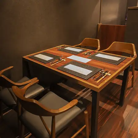 4名掛けのテーブル席を1席ご用意しており、少人数での接待や会食にもご利用いただけます。