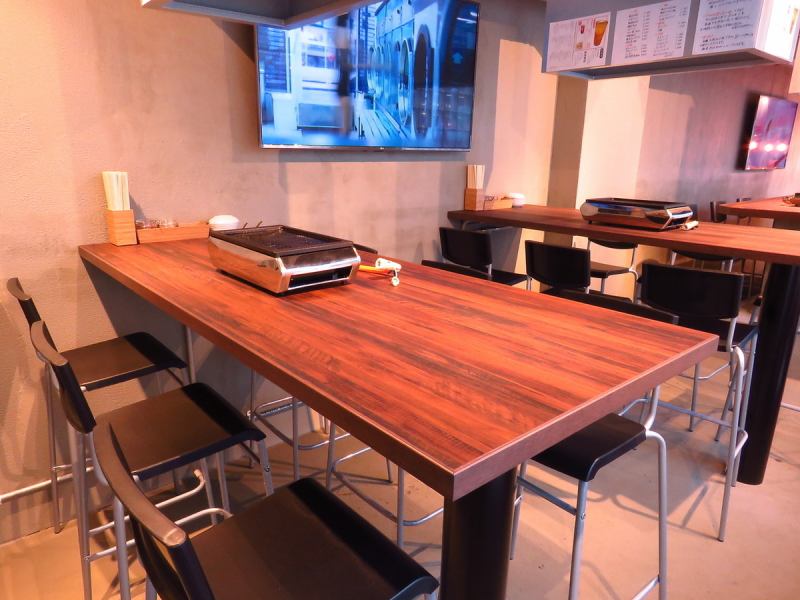 【Table with TV】 Enjoy grilled meat in a table seat where you can deliciously delicious meat, and enjoy a big meal at the wall and a lively space.Recommended for sports watching etc.! Saku drink etc on the way back from the company! Feel free ◎