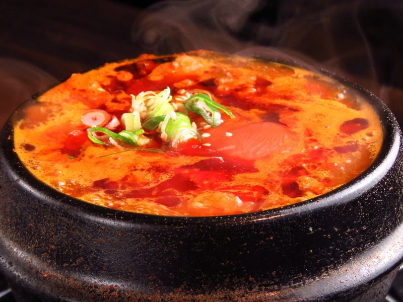 還提供石鍋拌飯和湯（Sundubu和Yukjejan）等其他菜餚！